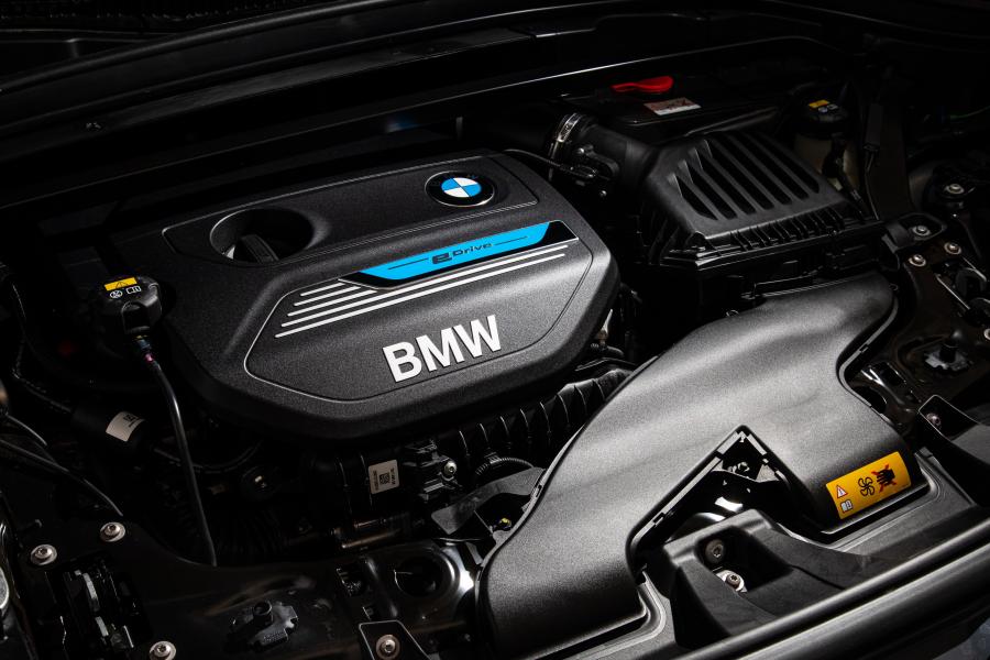 Моторный отсек BMW X1 xDrive25e xLine (F48) 2019 года  (WW) (фото 27 из 40)